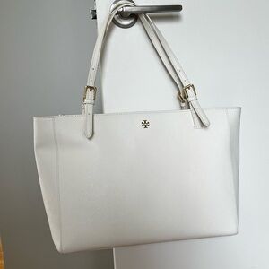 White Tory Burch Bag.
Like new, small interior stain (pictured).